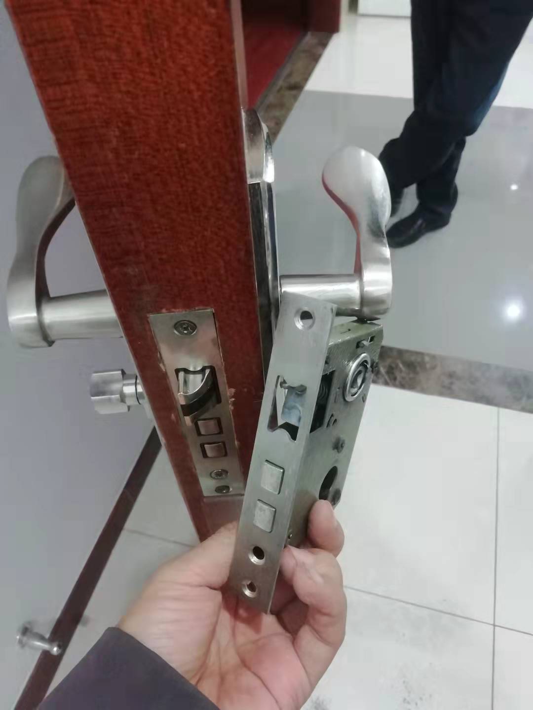 办公室门换锁(图1)